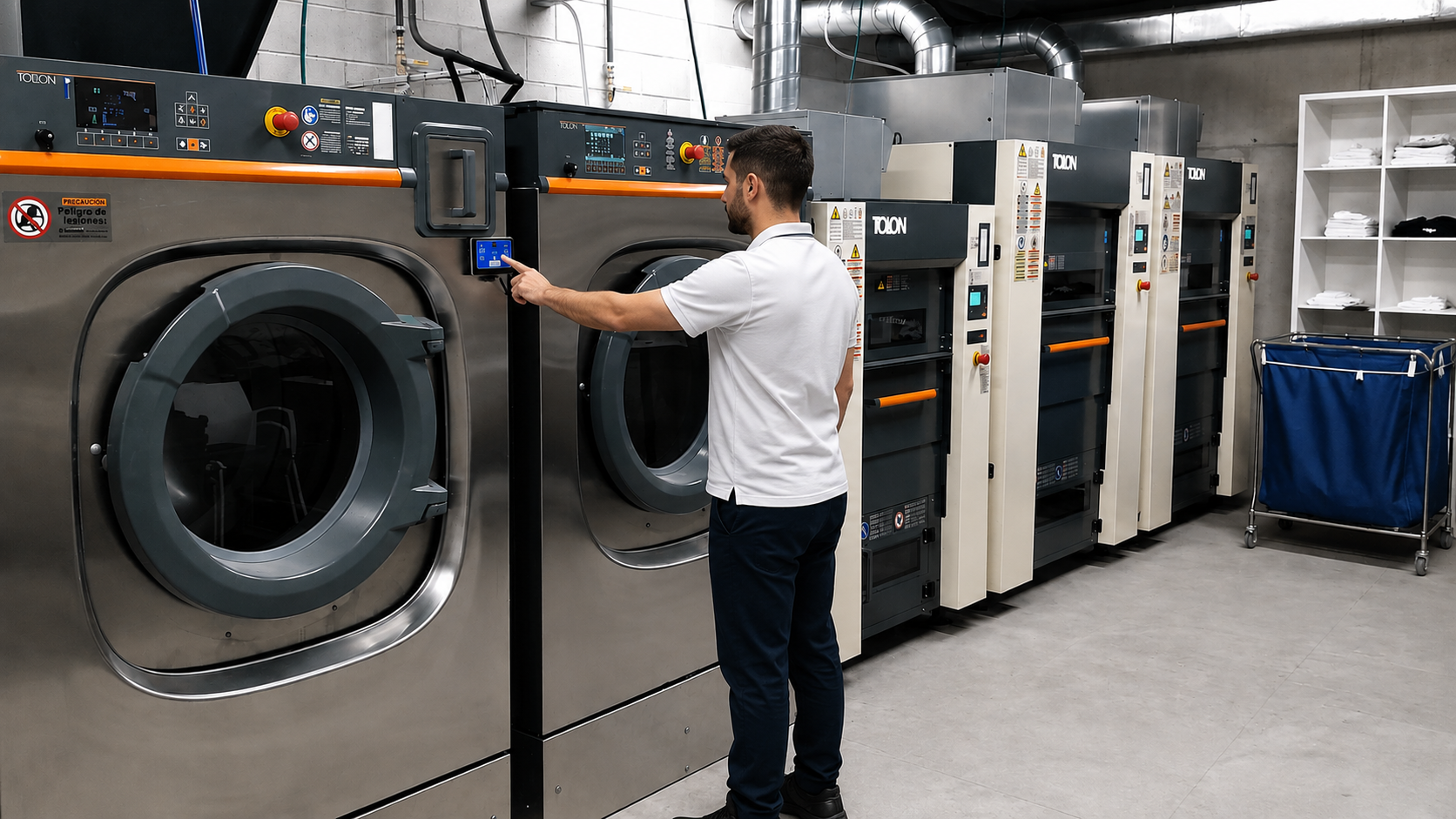 Paktex tesisinde bir teknisyen endüstriyel yıkama makinesini kontrol ediyor